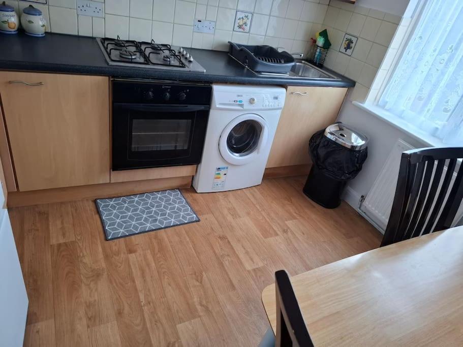 1 Bedroom Flat Near Heathrow Airport Feltham 외부 사진